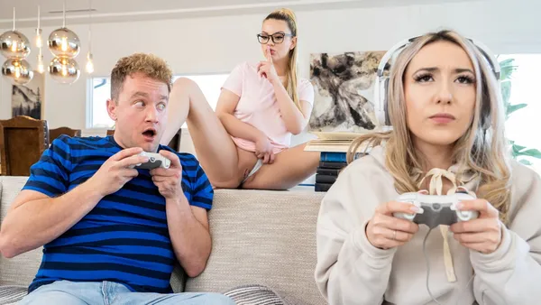sex sinh viên đại học Mãi chơi game không biết cô bạn cùng phòng đang gạ địt bạn trai
